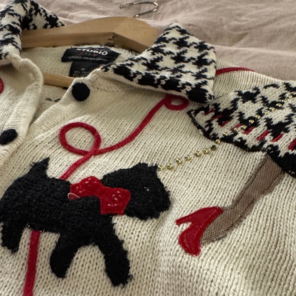 Vintage White Cardigan with Festive Shopping Embroidery - Picture 8 of 13